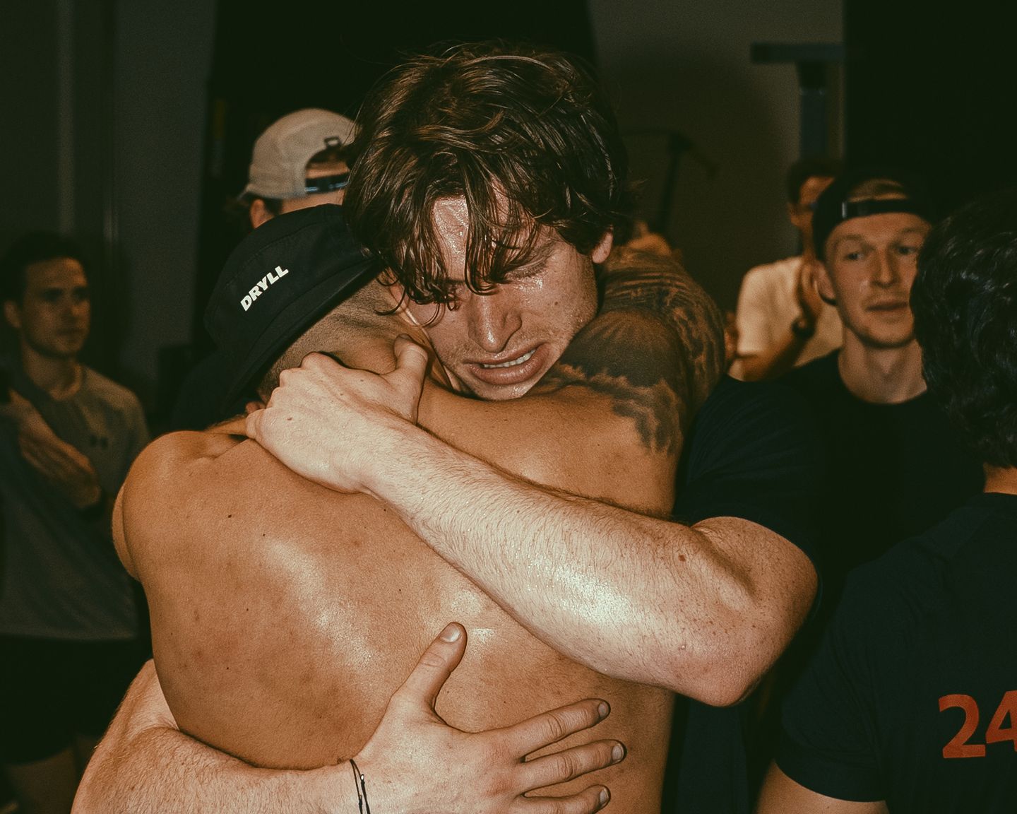 Two athletes embracing at the end of the 24H Run at Arc Frankfurt